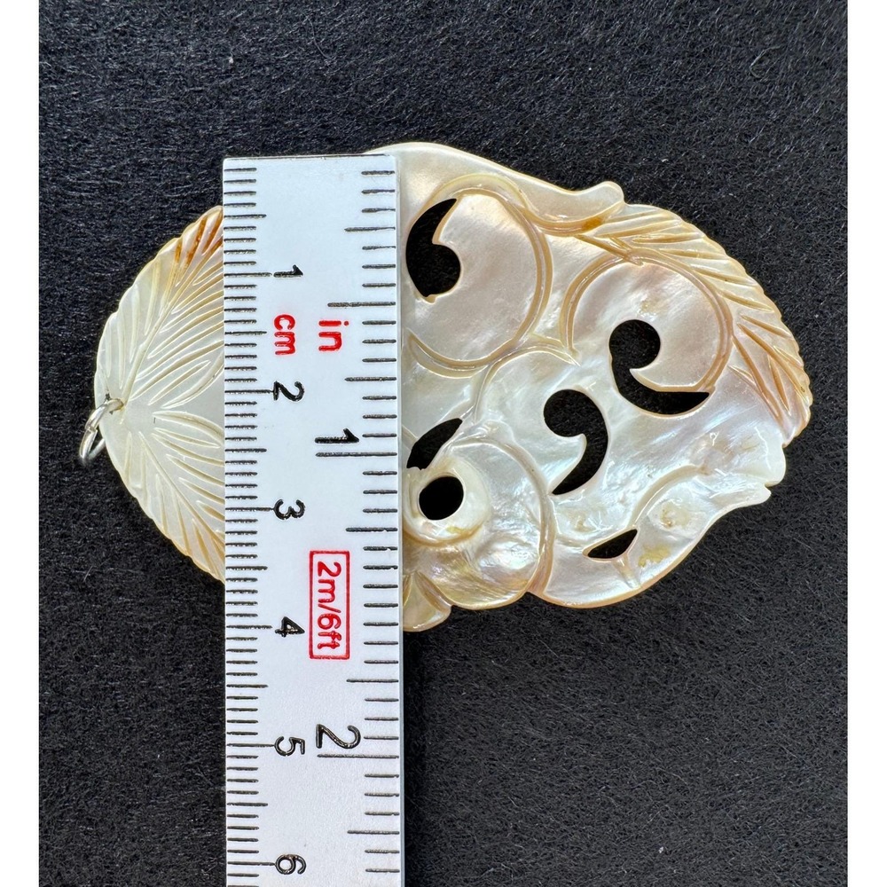 Vintage Hand Carved Mother of Pearl Pendant Leaf Swirl Face Women's Jewelry - Picture 6 of 6